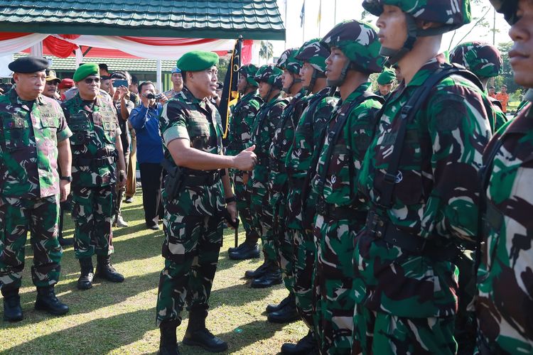 Pangdam VI Mulawarman Mayjen TNI Tri Budi Utomo membuka latihan dasar militer 650 orang yang lolos seleksi gelombang pertama Komcad Wilayah Kodam VI Mulawarman tahun 2024.(Foto : KOMPAS)