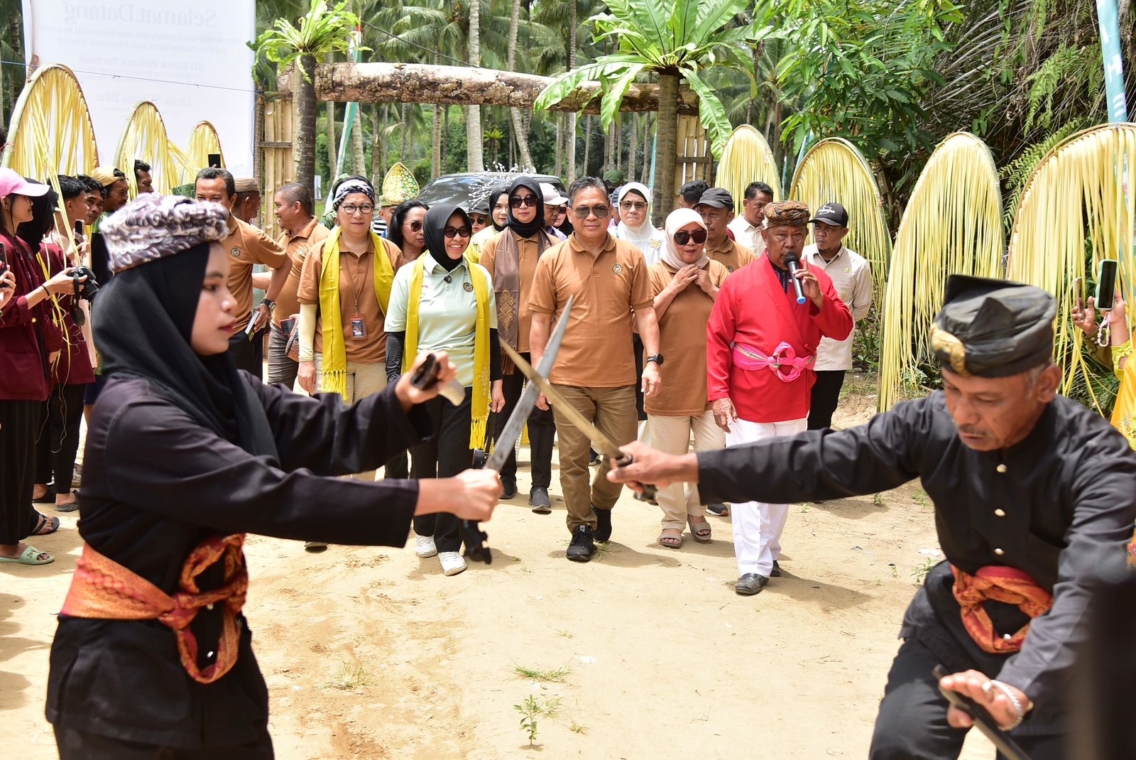 Kunjungan ke Desa Bihe yang disambut dengan tarian Langga atau tarian selamat datang. (Foto : Fadil/Diskominfotik)