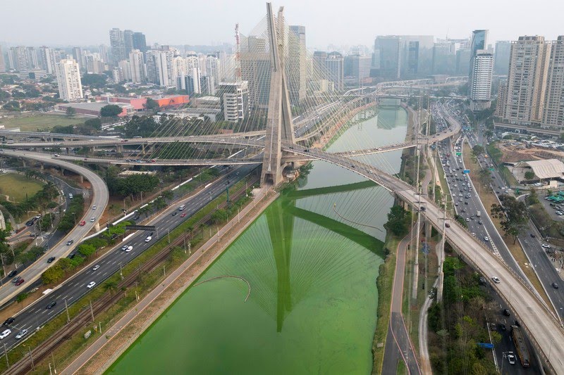 Fenomena aneh sungai di Brasil berubah warna jadi hijau karena kekeringan parah. (Foto: REUTERS)