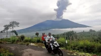 Marapi Semburkan Abu Vulkanik, Masyarakat Diimbau Waspada 