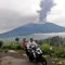 Marapi Semburkan Abu Vulkanik 800 Meter, Masyarakat Diimbau Waspada. (Foto: AP Photo/Ardhy Fernando)