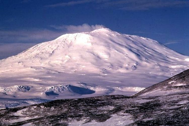 Ilustrasi Erebus, Gunung Berapi Antartika yang Muntahkan Emas Setiap Hari. Wikimedia Commons)