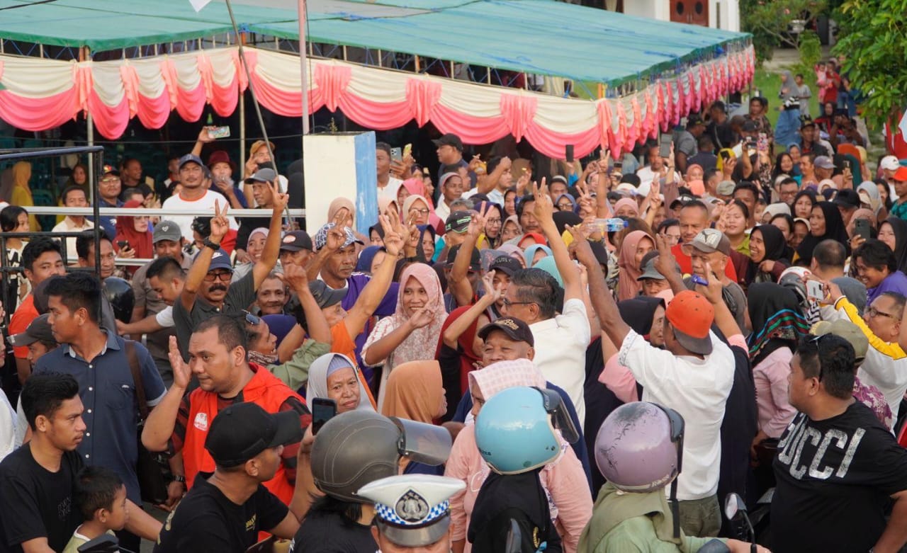 Kampanye Amran Mustapa dan Irwan Mamesa di Kecamatan Tapa. Warga kagum orasi Amran-Irwan tidak rendahkan pasangan lain.(Foto : Dok. Tim Pemenangan)