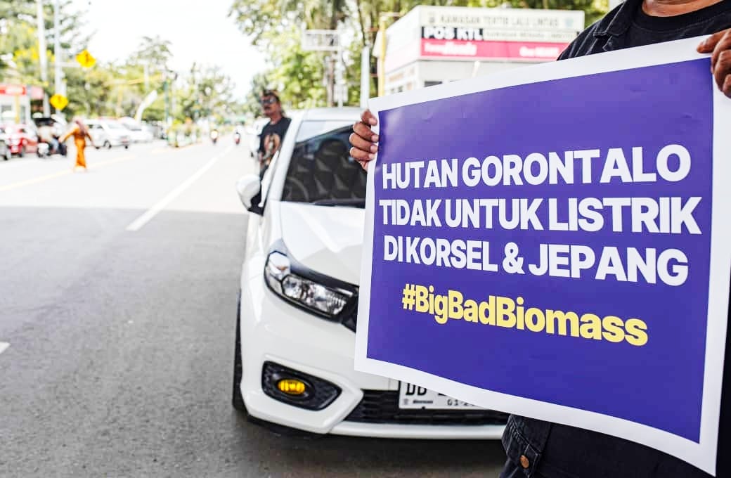 Koalisi #SaveGorontalo saat menggelar aksi memperingati Hari Internasional Big Bad Biomass di Menara Keagungan Limboto, Kabupaten Gorontalo pada Senin (21/10/2024). (Foto : Dok. Koalisi #SaveGorontalo ).