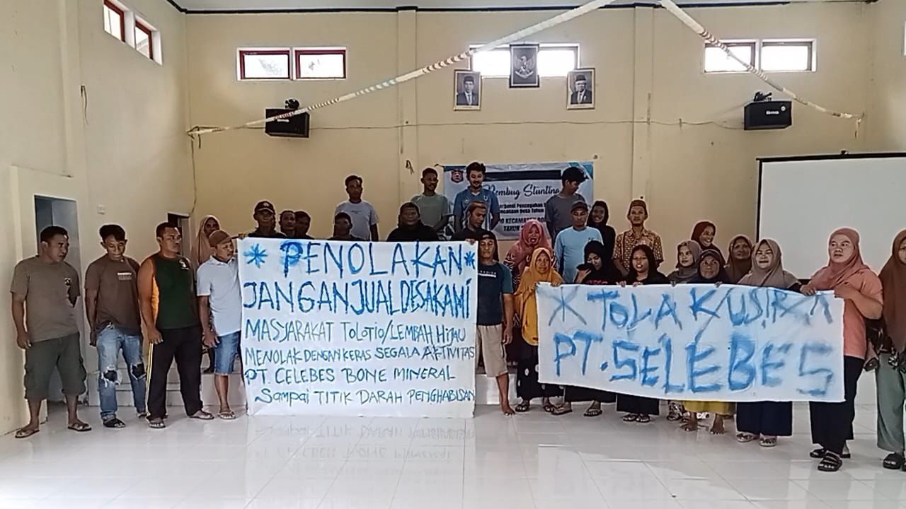 Sejumlah warga di Kecamatan Bone Pantai, Kabupaten Bone Bolango saat menggelar aksi mengecam kehadiran perusahaan tambang PT Celebes Bone Mineral. (Foto: Ist)