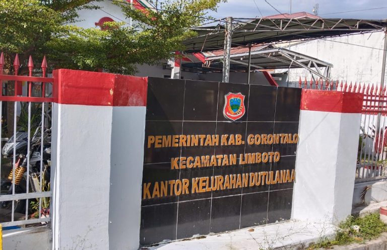 Kantor Kelurahan Dutulanaa yang pelayanannya dinilai lambat.(Foto : Penagar.id)