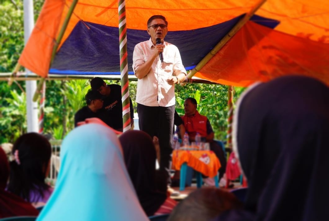 Calon Bupati Bone Bolango, Amran Mustapa saat berkampanye di Desa Ombulo Hijau, Kecamatan Bone Pantai. Program "Bela Petani dan Nelayan," yang disampaikannya disambut antusias warga. (Foto : Dok. Tim Pemenangan)
