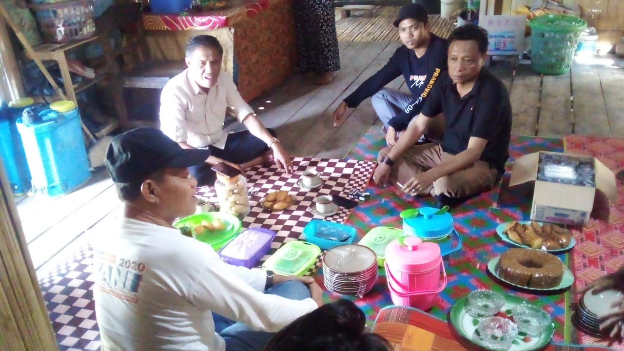 Amran Mustapa saat menyempatkan diri untuk duduk santai bersama warga Desa Ombulo Hijau di sela-sela kesibukannya sebagai Calon Bupati Bone Bolango. (Foto : Ist.)