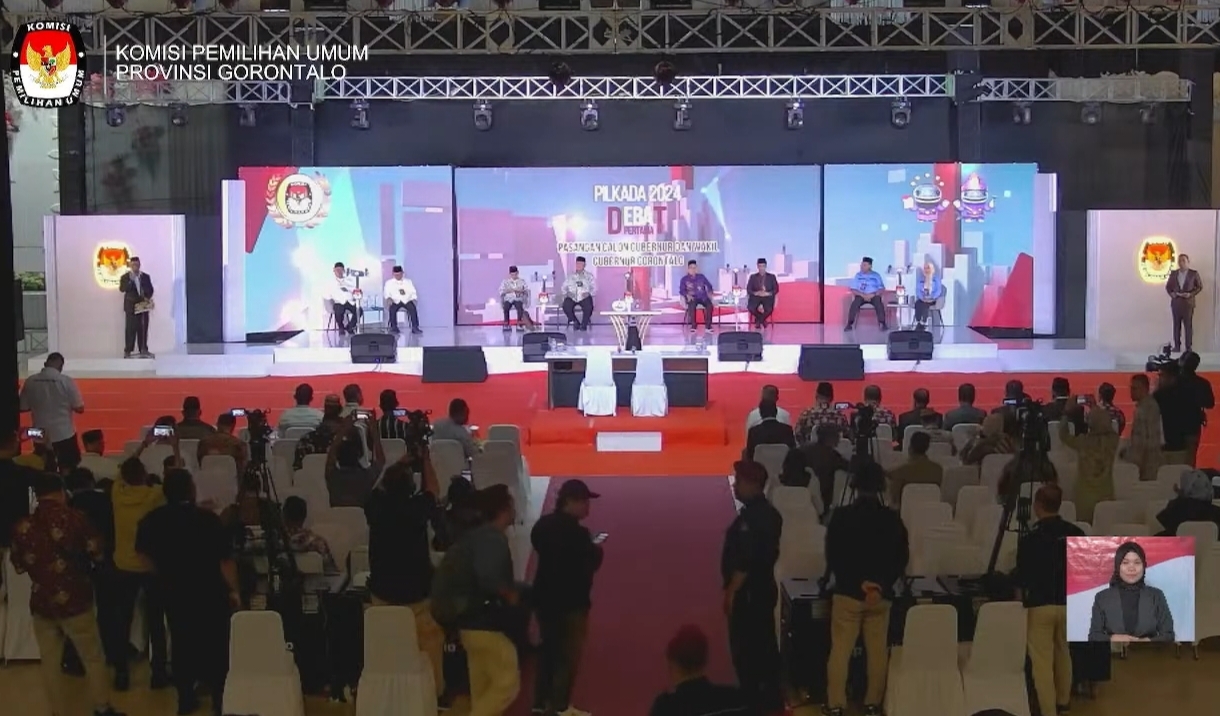 Suasana debat perdana Calon Gubernur dan Wakil Gubernur Gorontalo 2024 yang digelar oleh KPU Provinsi Gorontalo pada Jum’at (25/10/2024). Bawaslu Provinsi Gorontalo mengaku kecewa dengan kegiatan tersebut. (Foto : Dok. KPU)