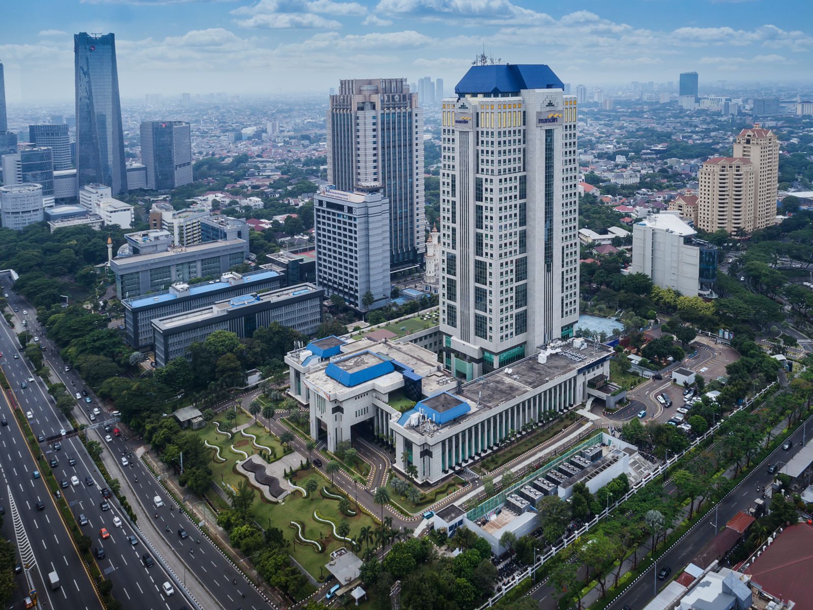 Gedung Bank Mandiri, salah satu Bank yang berkomitmen terhadap target nol emisi Indonesia. (Foto : Dok. Bank Mandiri)