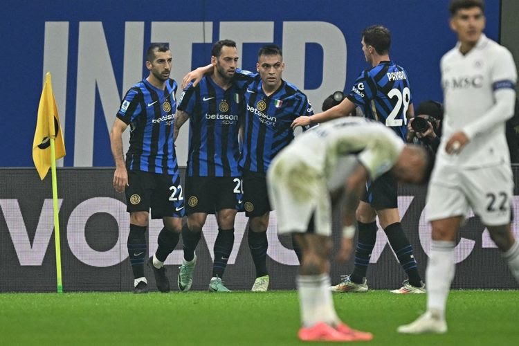 Para pemain Inter Milan merayakan gol penyeimbang tim melalui Hakan Calhanoglu saat menghadapi Napoli pada pekan ke-12 Liga Italia 2024-2025. (Foto : Gabriel Bouys/AFP)