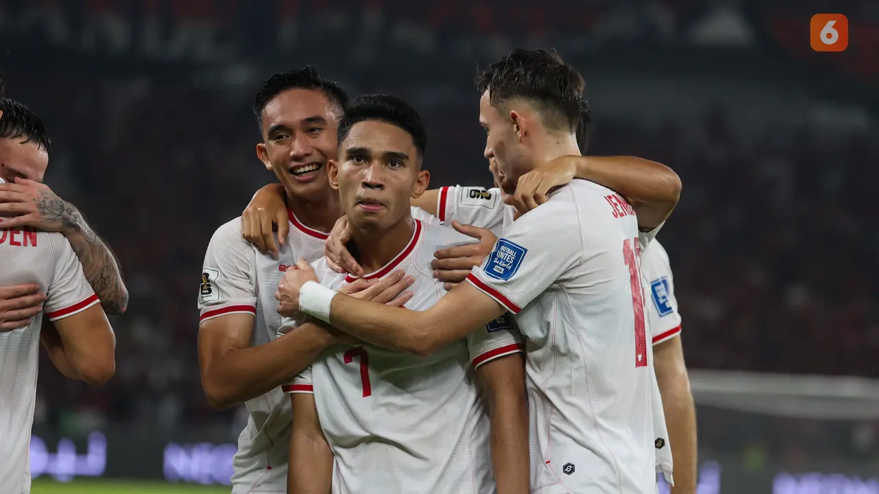 Gelandang Timnas Indonesia, Marselino Ferdinan, mencetak gol ke Gawang Arab Saudi pada Indonesia vs Arab Saudi di GBK pada Selasa (19/11/2024).(Bola.com/Abdul Aziz)