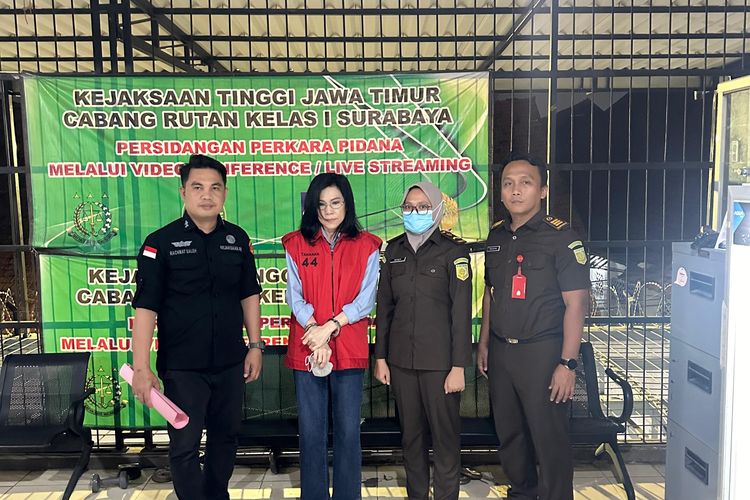 Ibu dari terdakwa kasus suap vonis bebas Ronald Tanur Meirizka Widjaja (MW). (Foto : Dok. Kejaksaan Agung RI)