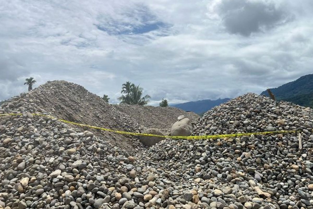 Lokasi tambang ilegal galian C di Solok Selatan, Sumatera Barat, dengan memasang garis polisi pada Senin (25/11/2024).(Foto : Dok. Polri)