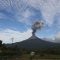 Gunung Lewotobi Laki-laki di Kabupaten Flores Timur, Nusa Tenggara Timur (NTT) saat mengalami erupsi. (Foto: magma.esdm.go.id)