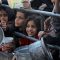 Pengungsi Palestina mengumpulkan makanan yang disumbangkan oleh sebuah badan amal untuk berbuka puasa di Rafah, Jalur Gaza Selatan, Senin (11/3/2024). (Foto : AFP)