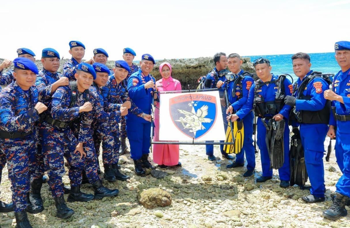 Suasana foto bersama saat Dit Polairud Polda Gorontalo melaksanakan kegiatan transplantasi karang di Pantai Karang Batu Tajam pada Rabu, (20/11/2024). (Foto : Dok. Polri)
