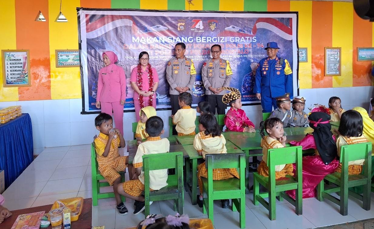 Dit Polairud Polda Gorontalo saat mengadakan kegiatan pemberian makan siang bergizi gratis di TK Negeri Pembina Tilango dan SDN 7 Tilango pada Rabu (20/11/2024).(Foto : Dok. Polri)