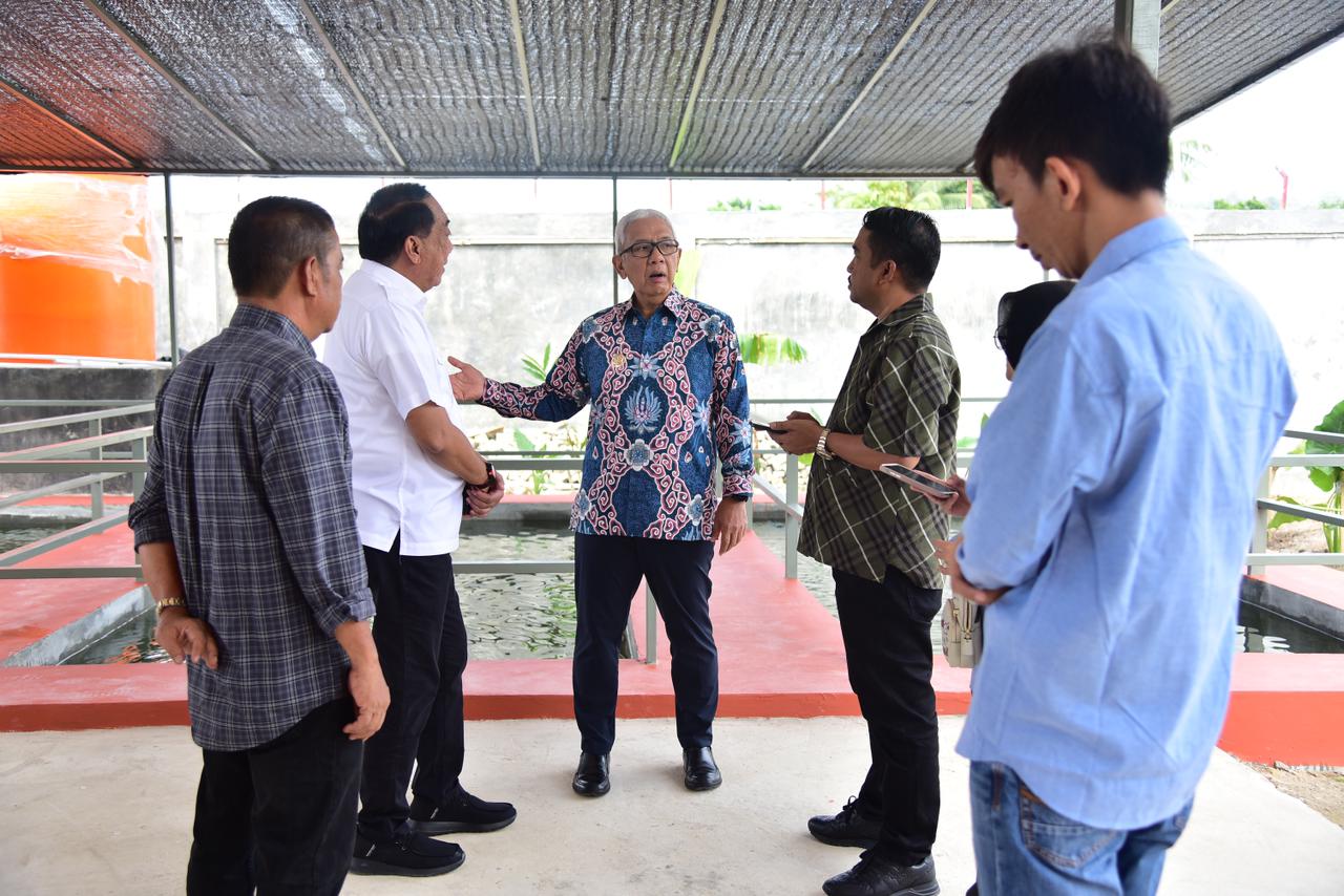Penjabat Gubernur Gorontalo Rudy Salahuddin saat meninjau kantor baru PT. Trans Continent yang berlokasi di Kecamatan Tibawa, Kabupaten Gorontalo, pada Rabu (6/11/2024). (Foto Dok. Diskominfotik)