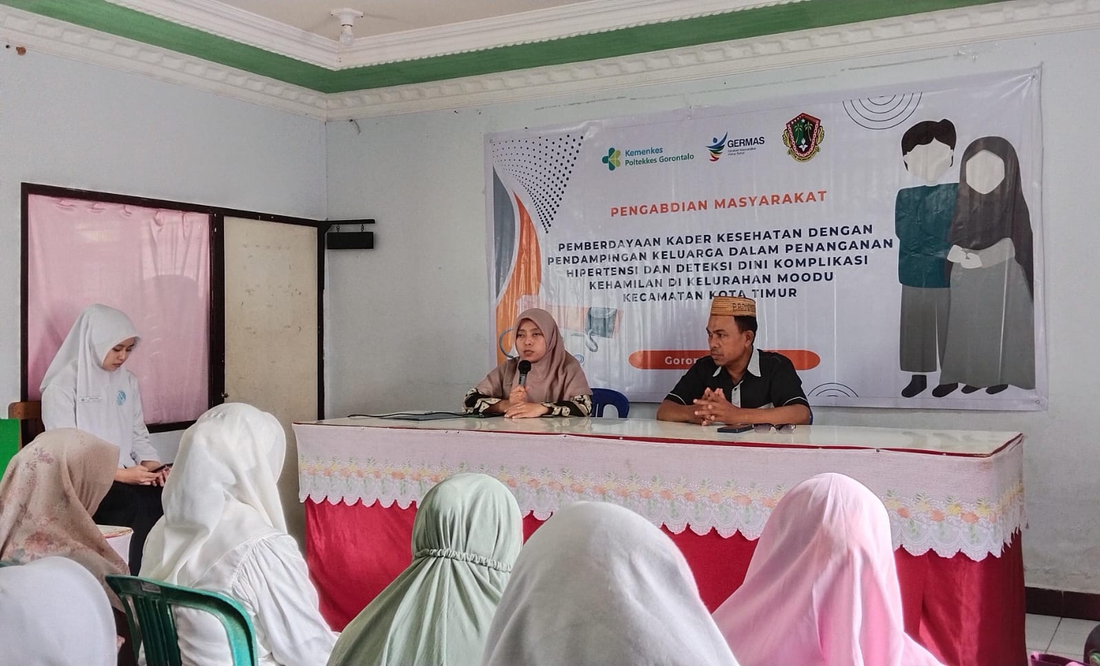 Suasana Penutupan Pengabmas Pemberdayaan Kader Kesehatan dengan Pendampingan Keluarga dalam Penanganan Hipertensi dan Deteksi Dini Komplikasi Kehamilan yang dilaksanakan Politeknik Kesehatan Kemenkes Gorontalo di Kelurahan Moodu Kecamatan Kota Timur, Jumat (1/11/2024). (Foto : Dok. Poltekkes Kemenkes)