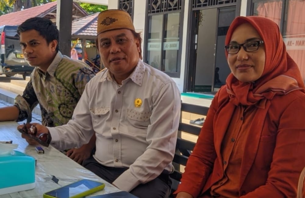 Kuasa hukum owner Ebudo Hariyanto Puluhulawa, bersama tim kuasa hukum lainnya, Rosmiyati Mahajani dan Irman Ukali/Penagar.id.