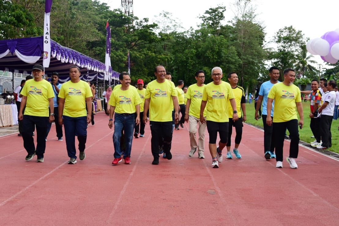 Rudy Salahuddin saat jalan sehat bersama di lapangan olahraga GOR Nani Wartabone, sebagai pelaksanaan pencanangan HUT ke-24 Provinsi Gorontalo, Kamis, (28/11/2024). (Foto : Diskominfotik/Haris)