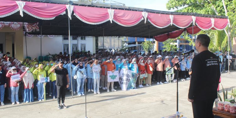 Pjs Bupati Bone Bolango Budiyanto Sidiki saat menjadi Pembina Upacara pada Peringatan HKN ke-60 tahun 2024 di Halaman Dinas Kesehatan, Selasa (12/11/2024). (Foto : Dok. Prokopim Bone Bolango)