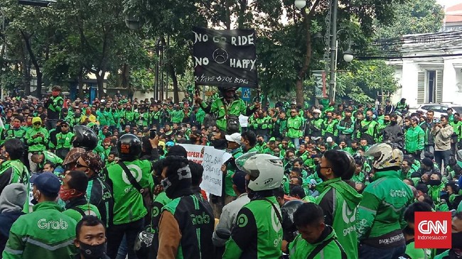 Ilustrasi. Driver Ojol Ancam Demo Besar-besaran jika Tak Masuk Kriteria Penerima BBM Subsidi. (Foto : CNN Indonesia)