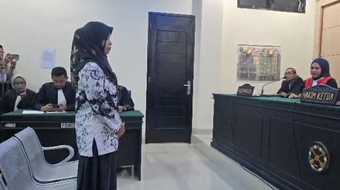 Guru Supriyani saat menjalani sidang vonis di PN Andoolo Konawe Selatan. (dok. Ist.)
