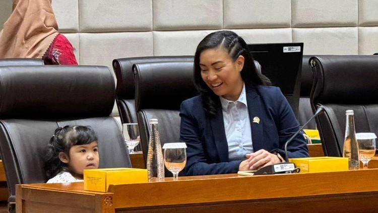 Politisi Rahayu Saraswati bawa anak di rapat DPR. (Foto: Instagram @rahayusaraswati via haibunda)