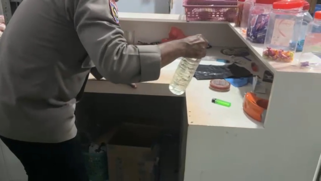 Petugas saat merazia Warung penjual miras dekat Kantor Polisi di Bone Bolango. (Foto : Ist.)