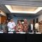 Rudy Salahuddin (tengah – batik), bersama para tim penilai pada pelaksanaan Presentasi Kinerja Pemerintah Daerah Tahun 2024, yang berlangsung di Oakwood Suites Kuningan, Jakarta, Rabu (4/12/2024).(Foto : BPG/Zakir)