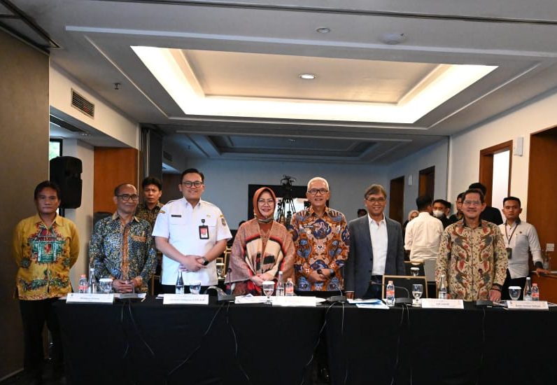 Rudy Salahuddin (tengah – batik), bersama para tim penilai pada pelaksanaan Presentasi Kinerja Pemerintah Daerah Tahun 2024, yang berlangsung di Oakwood Suites Kuningan, Jakarta, Rabu (4/12/2024).(Foto : BPG/Zakir)