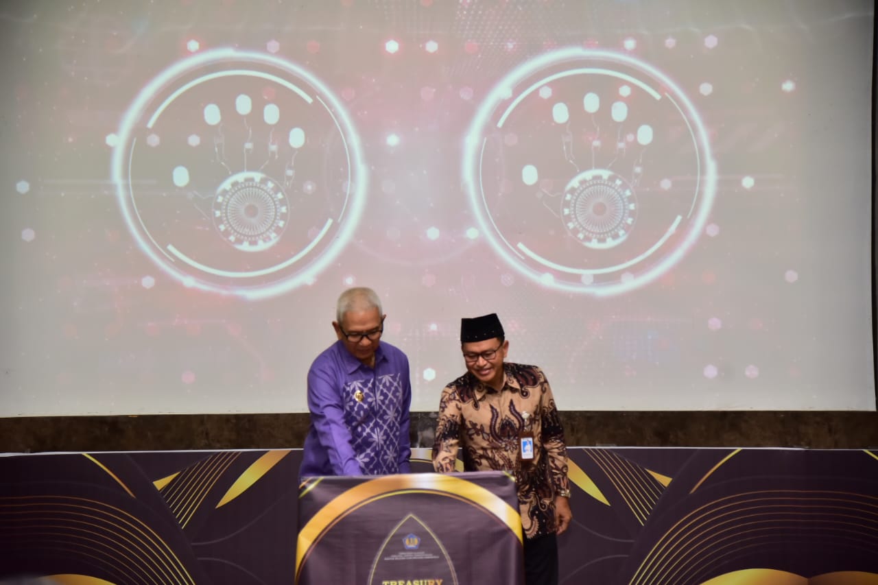 Peluncuran DIPA dan DATKD Tahun Anggaran 2025 secara digital oleh Kanwil DJPb) Provinsi Adnan Wimbyarto didampingi Penjabat Gubernur Rudy Salahaddin, Kamis (19/12/2024). (Foto : Dok. Diskominfotik)