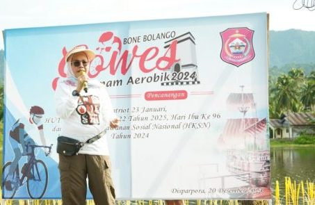 Merlan S. Uloli saat memberikan sambutan pada Pencanangan Ragam Kegiatan menyambut Hari Patriotik dan HUT Bone Bolango ke-22 di Danau Perintis Suwawa, Jumat (20/12/2024). (Foto : Dok. Prokopim)