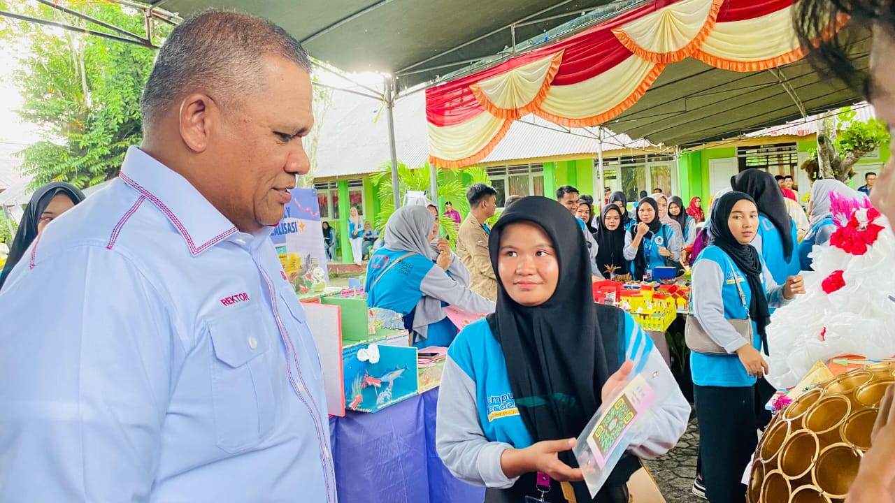 Rektor UNG, Eduart Wolok saat menghadiri pameran program kerja di SMP N 1 Telaga Biru,Kamis (12/12/24). (Foto : Dok. Mahasiswa MBKM UNG)