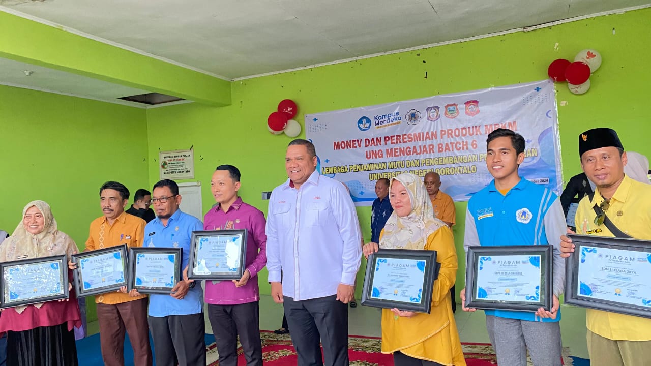 Suasana foto bersama dalam kegiatan pameran program kerja di SMP N 1 Telaga Biru,Kamis (12/12/24). (Foto : Dok. Mahasiswa MBKM UNG)