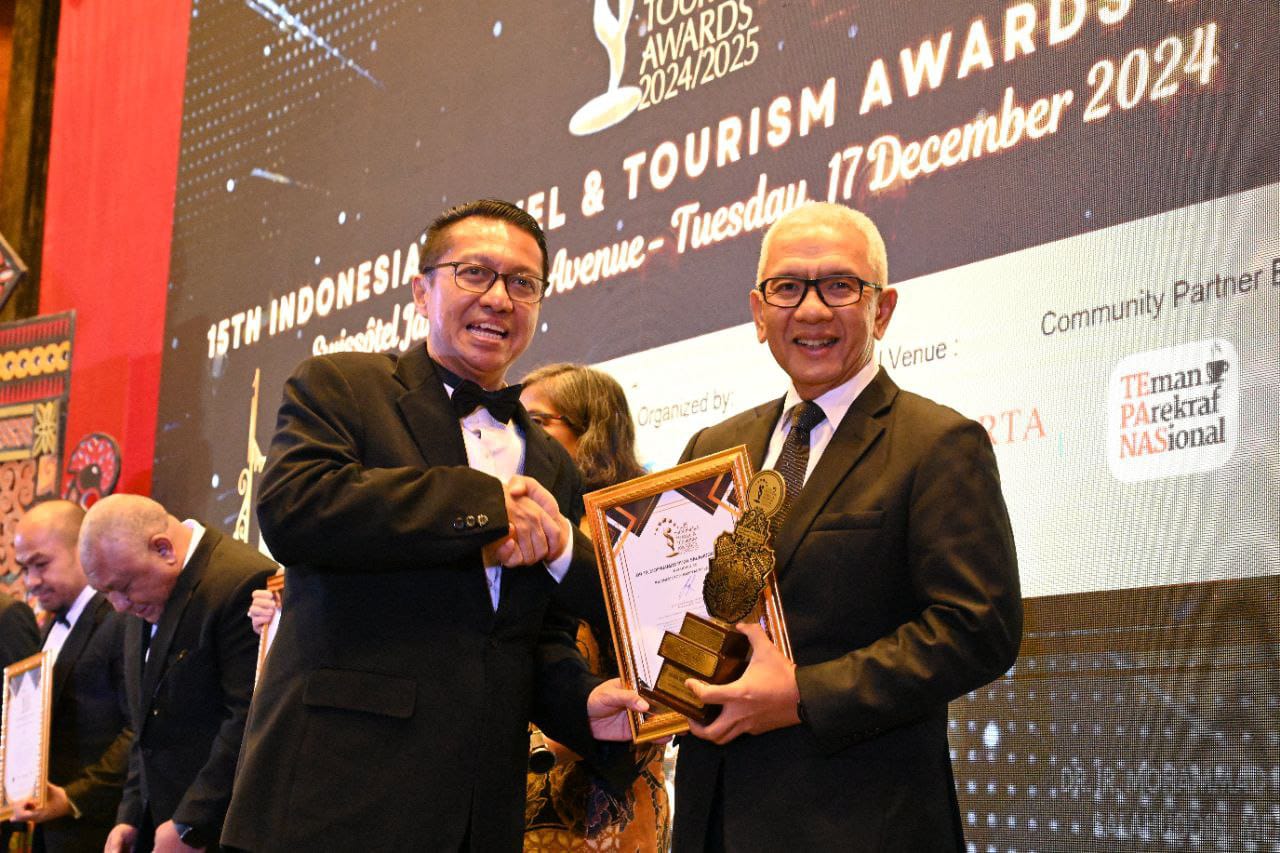 Penjabat Gubernur Gorontalo, Rudy Salahuddin, menerima penghargaan bergengsi dari ITTA Foundation dalam kategori Indonesia Top Hospitality Leader.(Foto : Diskominfotik)