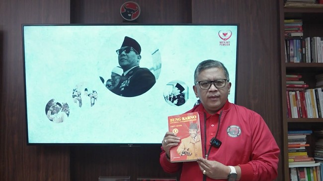 Hasto Kristiyanto berbicara sambil memegang buku biografi Bung Karno. (Arsip PDI Perjuangan via CNN Indonesia)
