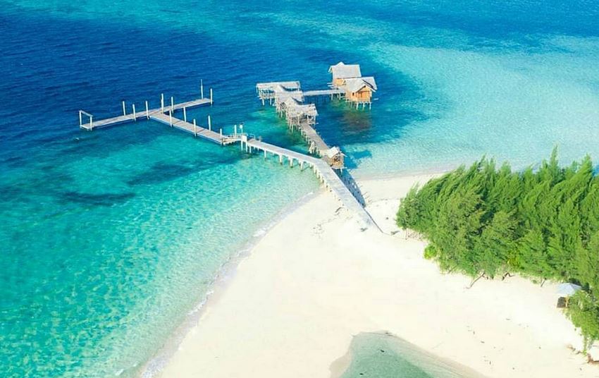 Panorama pantai Pulau Saronde Gorontalo Utara. (Foto: IG/@yanuarrainsyah)