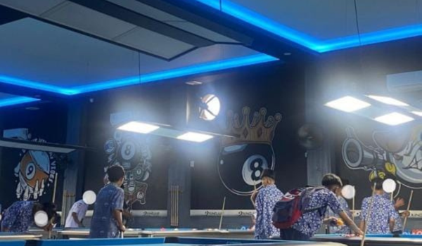 Borneo Billiard di Kota Gorontalo diduga membiarkan siswa untuk masuk dan bermain billiard di jam sekolah. (Foto : Penagar.id)