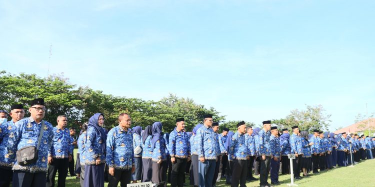 ASN Bone Bolango saat mengikuti Upacara Peringatan HUT Korpri ke-53  di Lapangan Alun-Alun, Jumat (29/11/2024). (Foto : Prokopim)