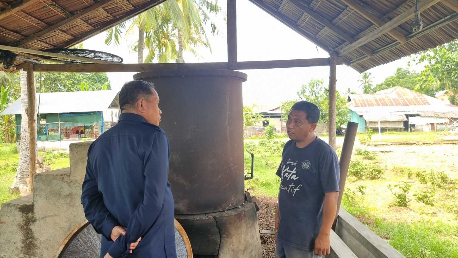 Wakil Ketua DPRD Provinsi Gorontalo Tinjau Industri Nilam di Bone Bolango.(Foto : Ist.)