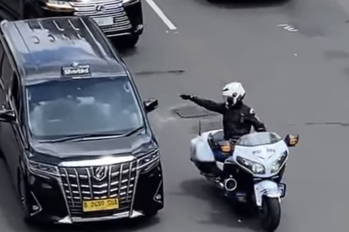 Viral Patwal Tunjuk Taksi Alphard. (Foto : Tangkapan layar Instagram @PMI_Official via Kompas)