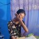 Kamelia (38) ibu dari siswa SD kelas IV di Medan yang viral disuruh gurunya belajar di lantai. (Foto : Kompas)