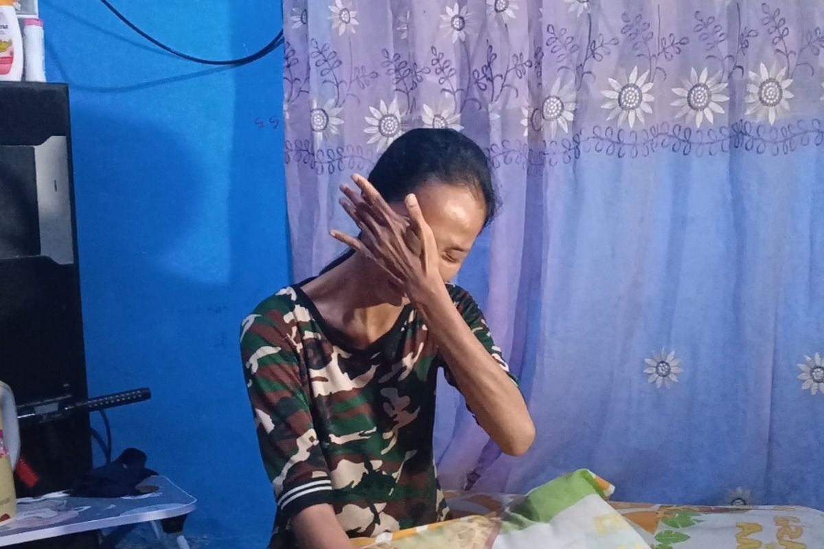 Kamelia (38) ibu dari siswa SD kelas IV di Medan yang viral disuruh gurunya belajar di lantai. (Foto : Kompas)