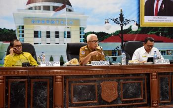 Rudy Salahuddin (tengah) memberikan arahan pada Rakorev penyerapan anggaran Triwulan IV tahun 2024, Senin (13/1/2025). ( Foto : Diskominfotik)