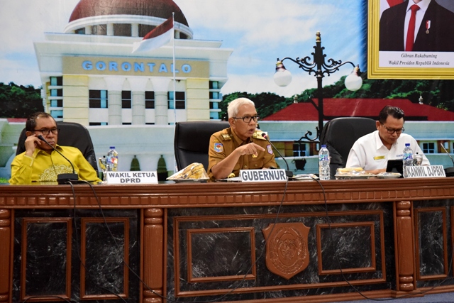Rudy Salahuddin (tengah) memberikan arahan pada Rakorev penyerapan anggaran Triwulan IV tahun 2024, Senin (13/1/2025). ( Foto : Diskominfotik)