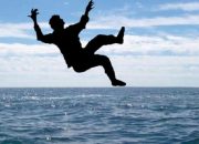Diduga Alami Halusinasi, Remaja ini Nekat Lompat dari Kapal Laut 