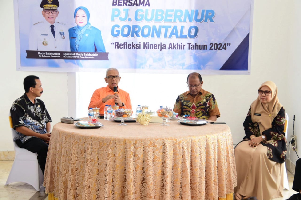 Rudy Salahuddin saat memaparkan capaian kinerja Pemprov Gorontalo pada Gathering Media di rumah jabatan gubernur beberapa waktu lalu. (Foto : Diskominfotik)